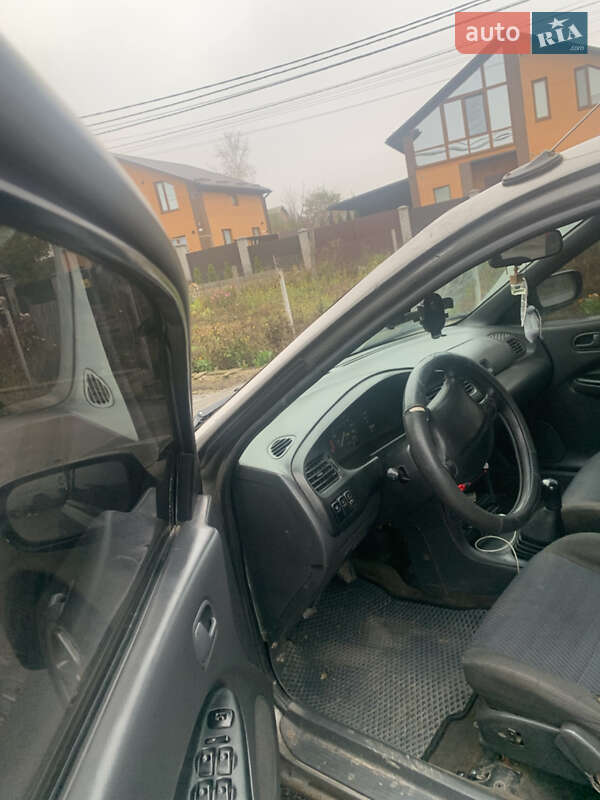 Седан Mazda 323 1998 в Виннице