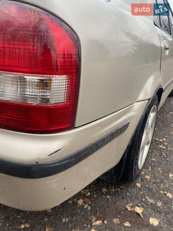 Седан Mazda 323 1999 в Харькове