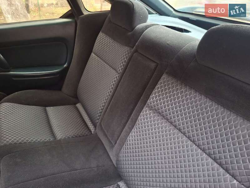 Седан Mazda 323 1996 в Хмельницком