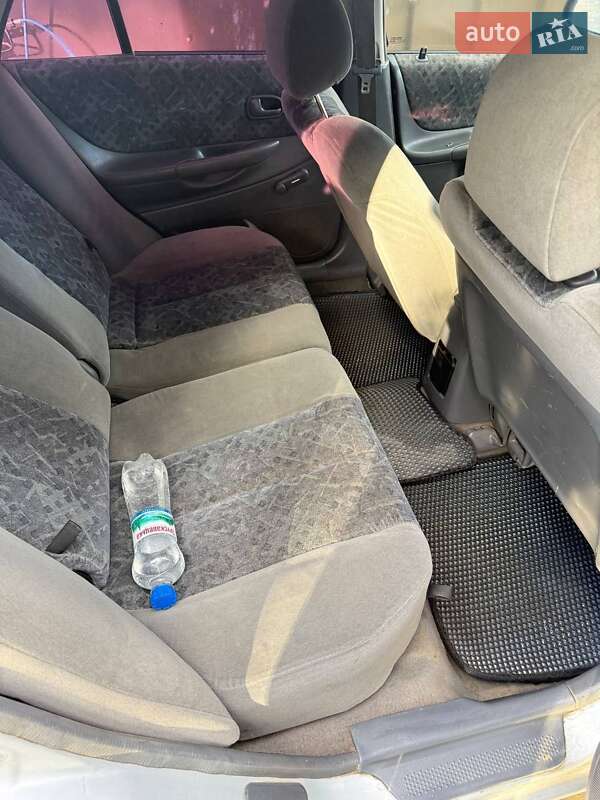 Хетчбек Mazda 323 1998 в Кіцмані