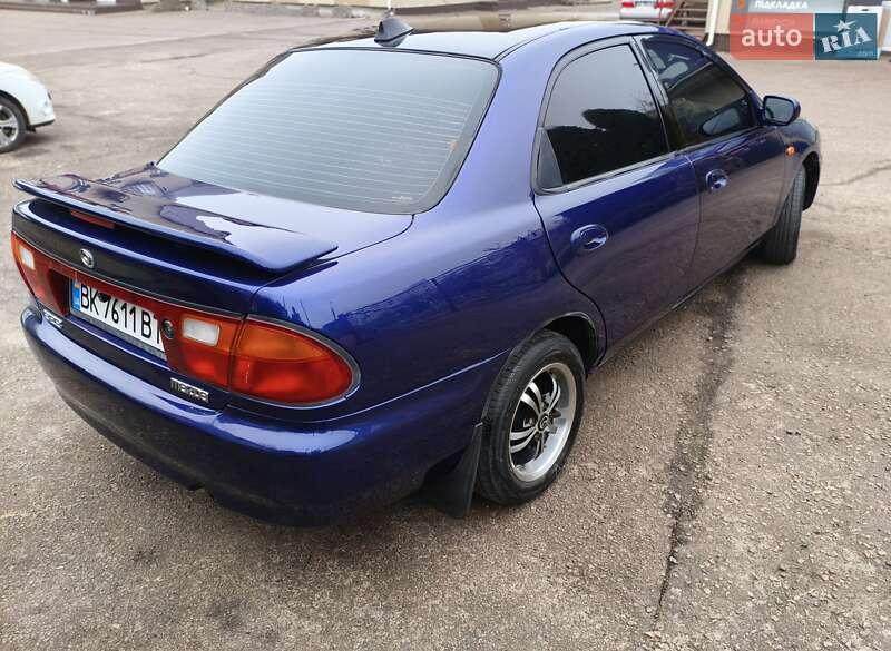 Седан Mazda 323 1996 в Ровно