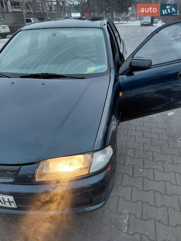 Седан Mazda 323 1997 в Черновцах