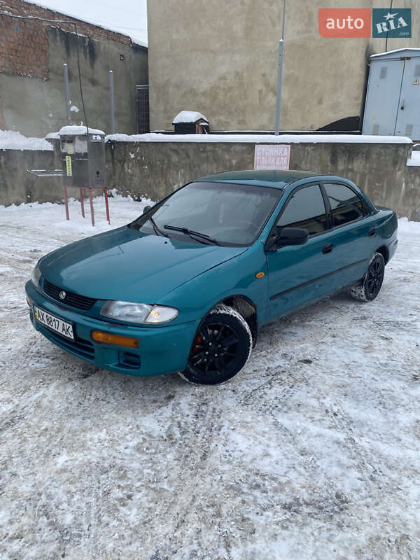Седан Mazda 323 1996 в Черновцах