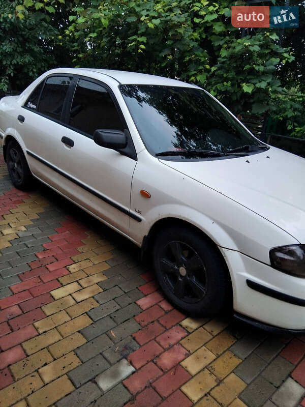 Седан Mazda 323 1999 в Уланові