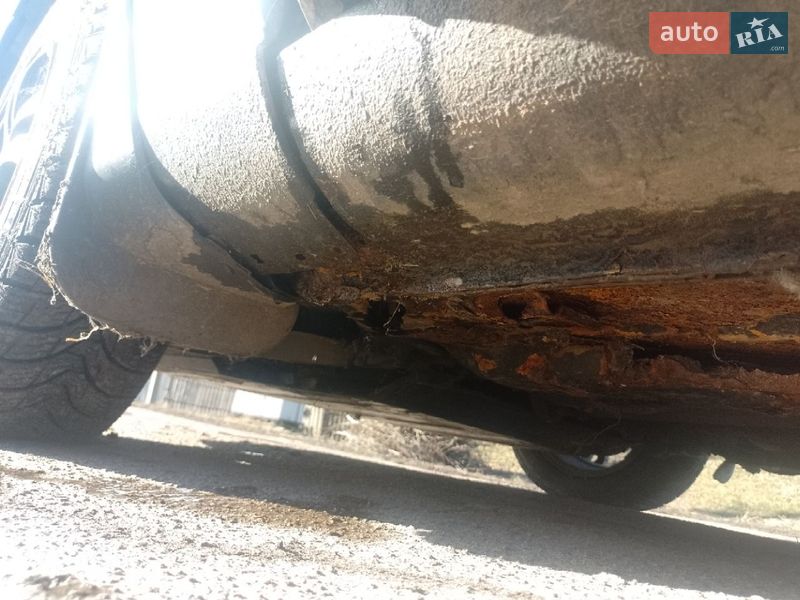 Седан Mazda 323 2002 в Ріпках