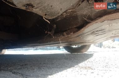 Седан Mazda 323 2002 в Ріпках