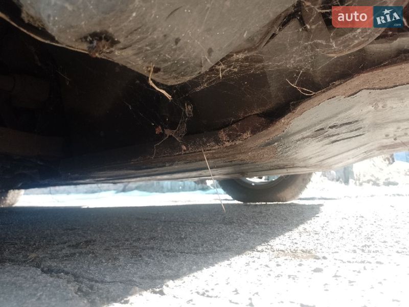 Седан Mazda 323 2002 в Ріпках