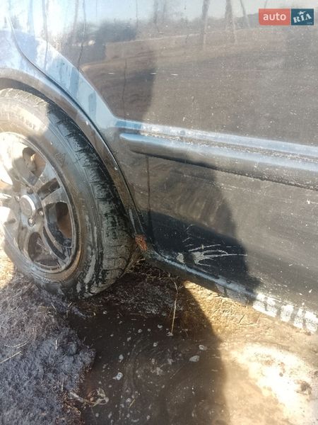 Седан Mazda 323 2002 в Ріпках