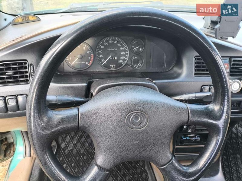 Седан Mazda 323 1995 в Узине