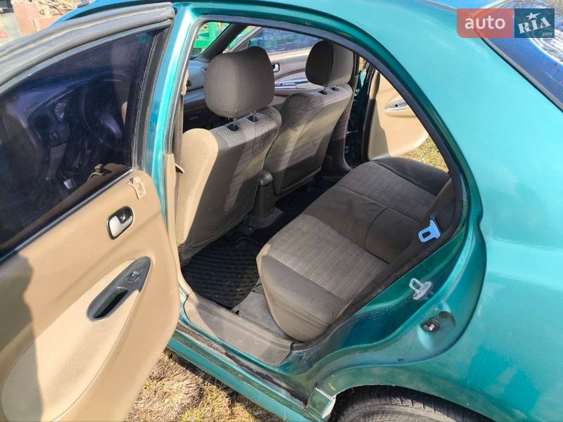 Седан Mazda 323 1995 в Узине