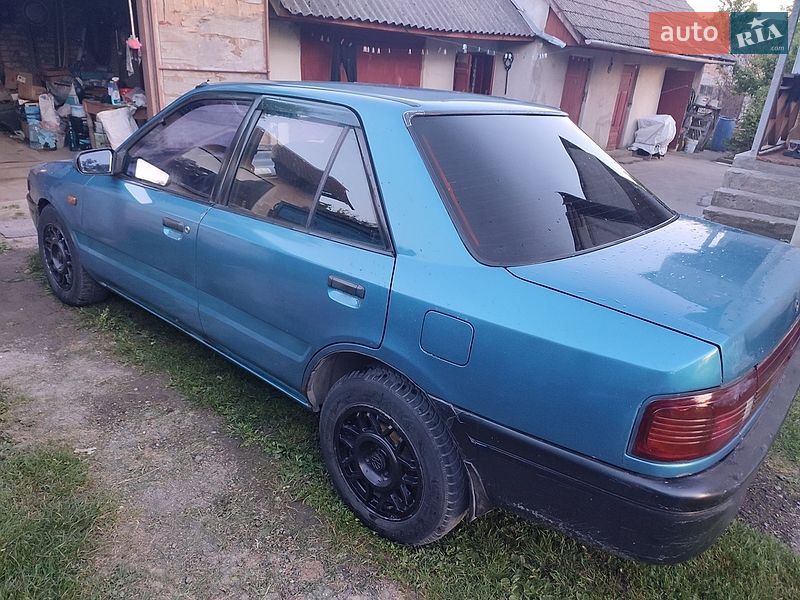 Седан Mazda 323 1993 в Кременце