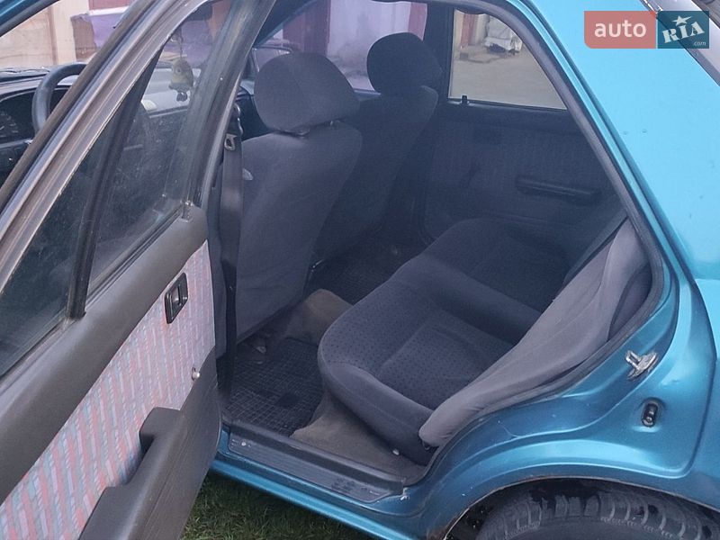 Седан Mazda 323 1993 в Кременце