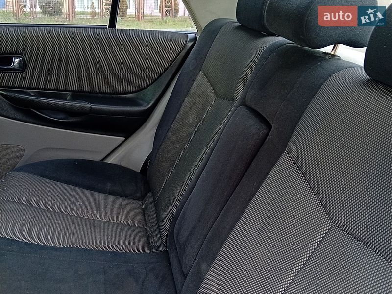 Седан Mazda 323 2002 в Львове