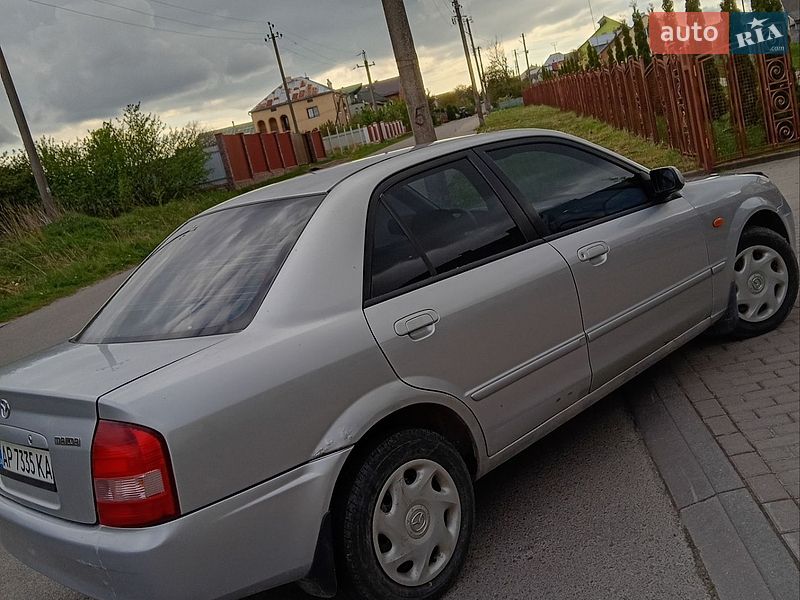 Седан Mazda 323 2002 в Львове
