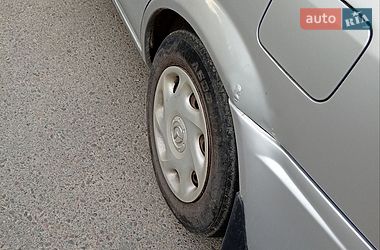 Седан Mazda 323 2002 в Львове