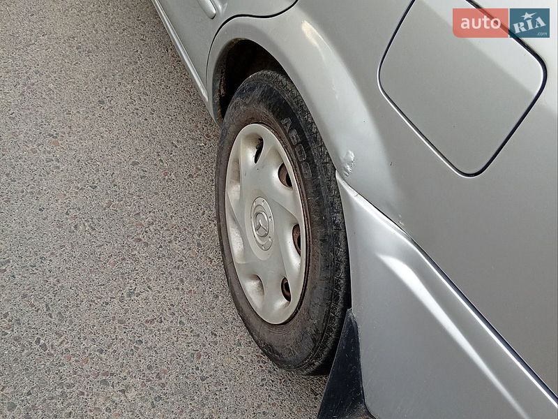 Седан Mazda 323 2002 в Львове