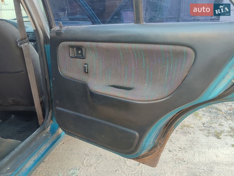 Седан Mazda 323 1995 в Сумах