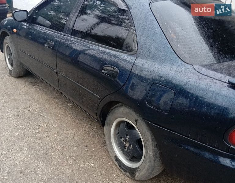 Седан Mazda 323 1995 в Новом Буге