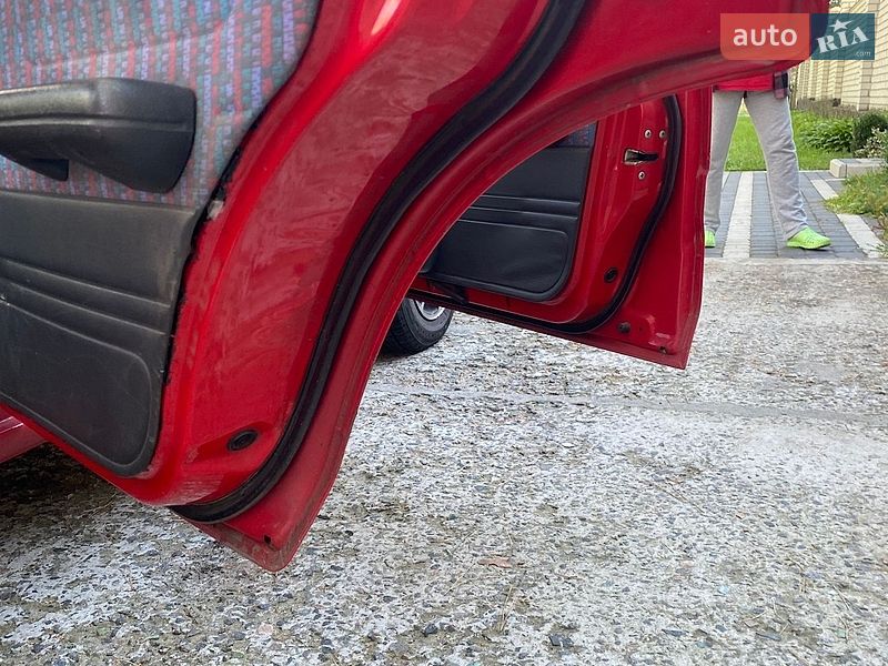Седан Mazda 323 1994 в Черкассах
