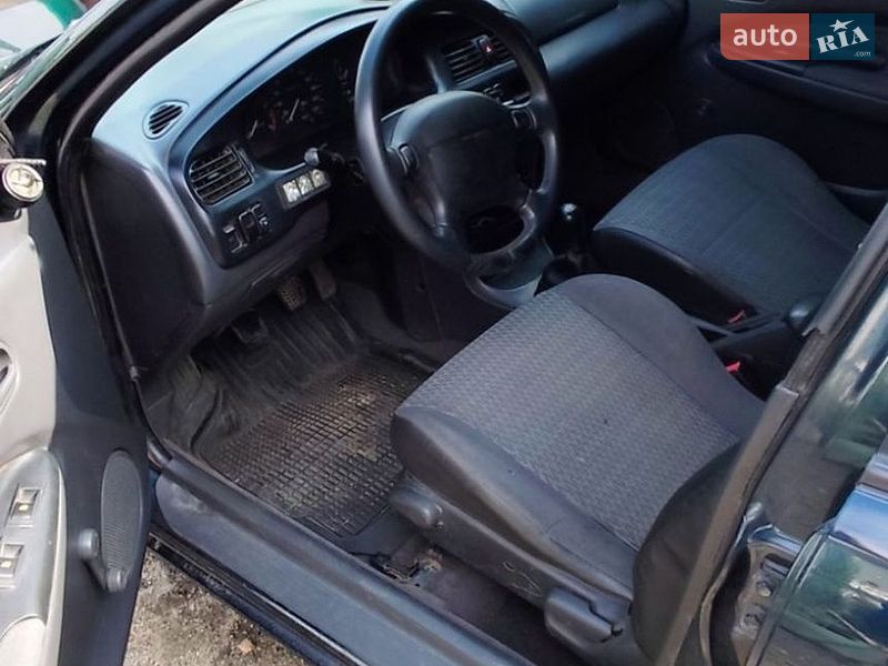 Седан Mazda 323 1995 в Новом Буге