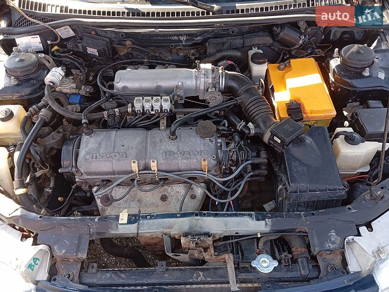 Седан Mazda 323 1995 в Новом Буге
