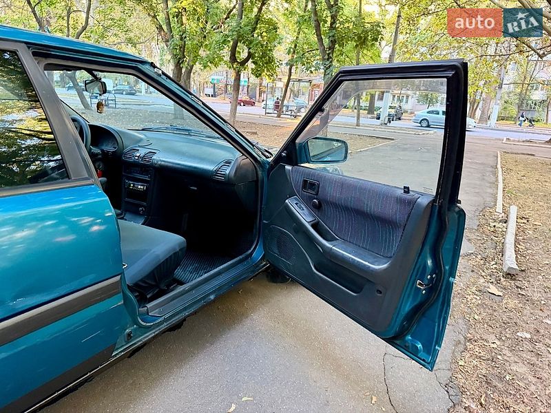 Хэтчбек Mazda 323 1992 в Одессе