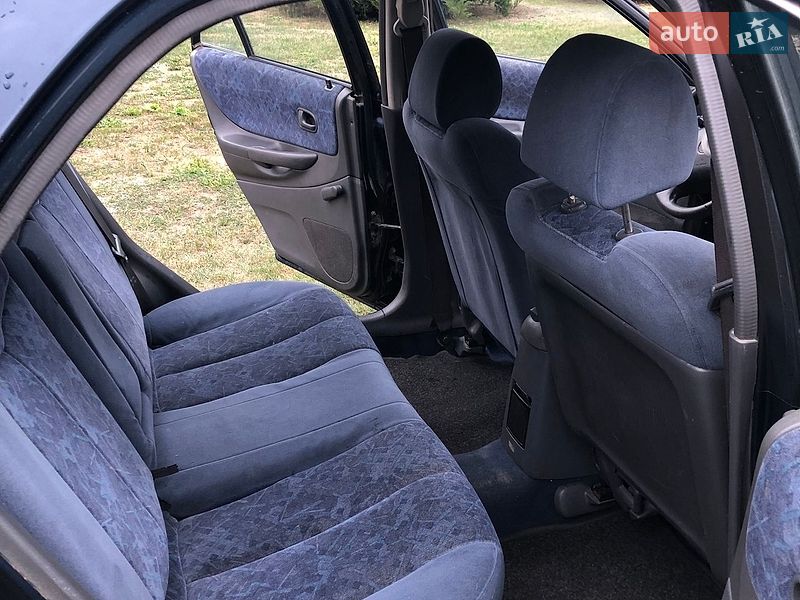 Седан Mazda 323 1998 в Яворове