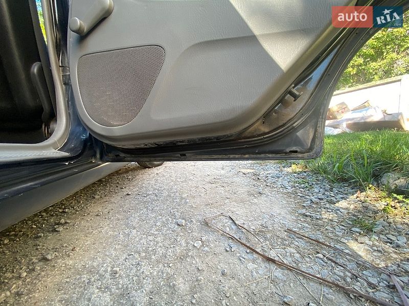 Седан Mazda 323 2003 в Каменец-Подольском