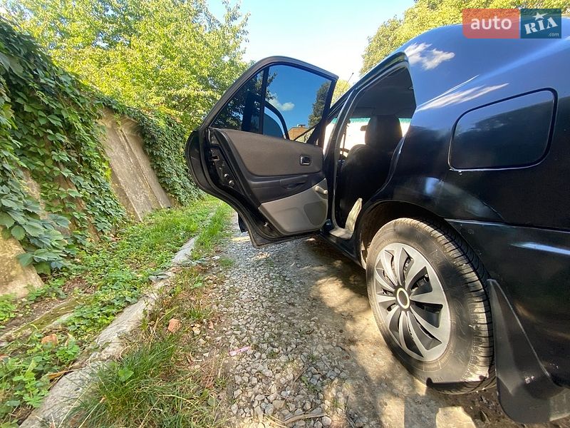 Седан Mazda 323 2003 в Каменец-Подольском