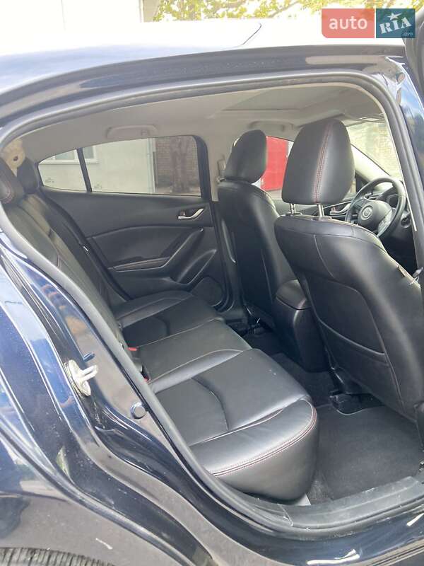 Седан Mazda 3 2015 в Николаеве