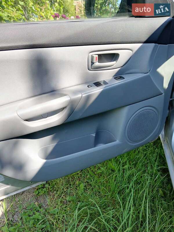 Хэтчбек Mazda 3 2004 в Новой Ушице