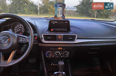 Седан Mazda 3 2018 в Чернівцях
