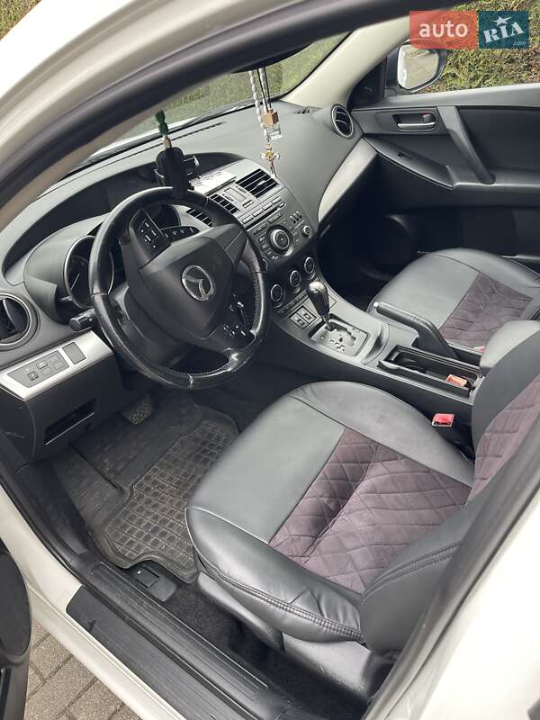 Седан Mazda 3 2011 в Коростене