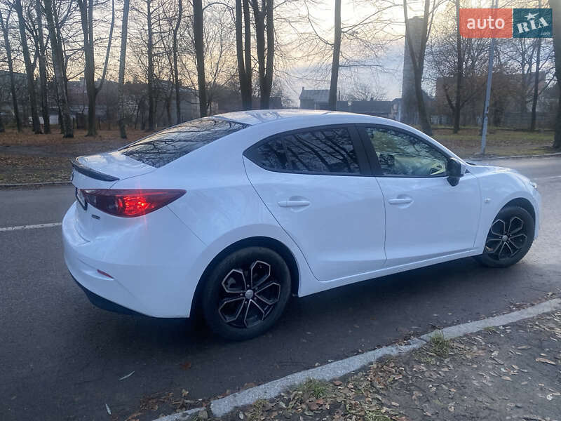 Седан Mazda 3 2016 в Черновцах
