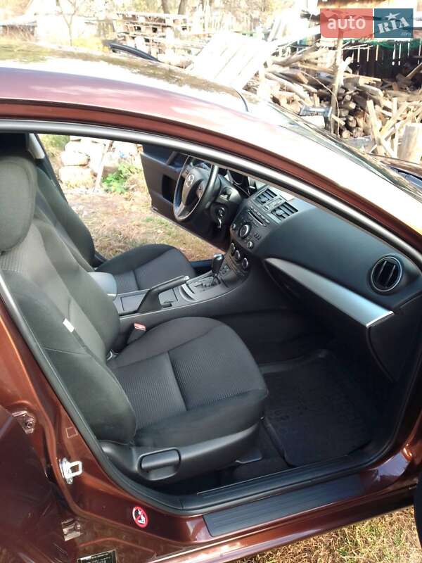 Седан Mazda 3 2011 в Шевченково