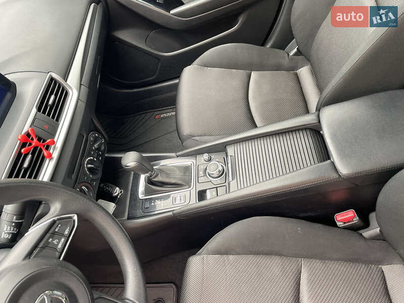 Седан Mazda 3 2016 в Скнилове