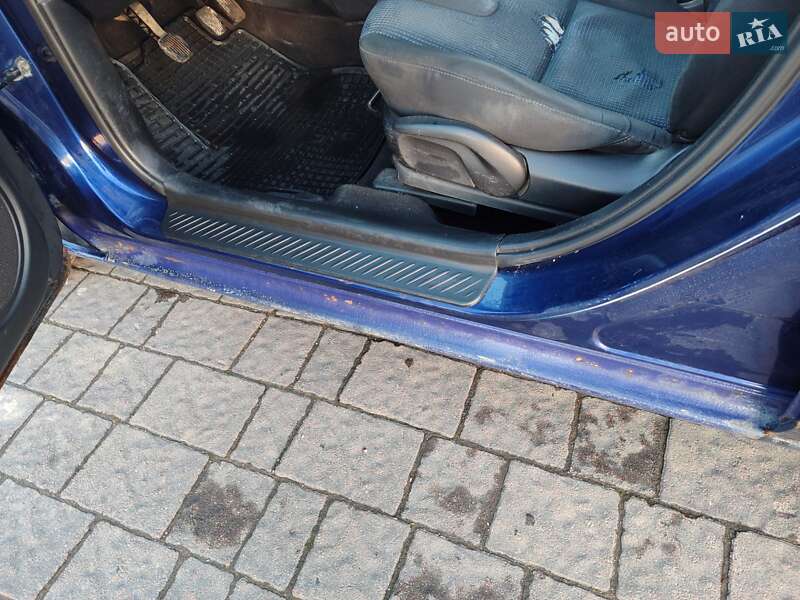 Седан Mazda 3 2004 в Долине