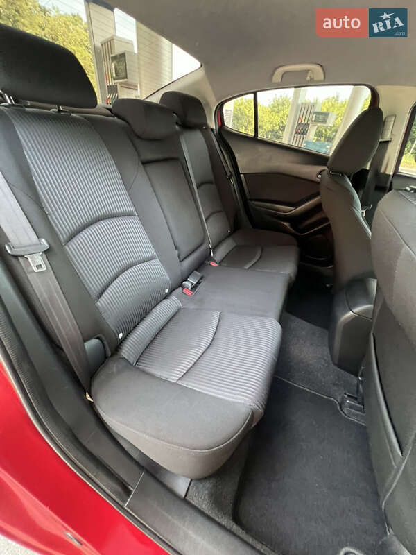 Седан Mazda 3 2015 в Прилуках