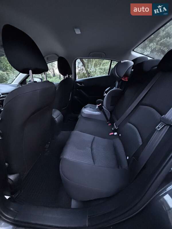 Седан Mazda 3 2015 в Днепре
