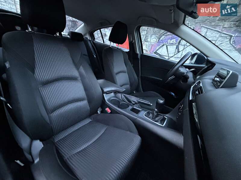 Седан Mazda 3 2015 в Днепре