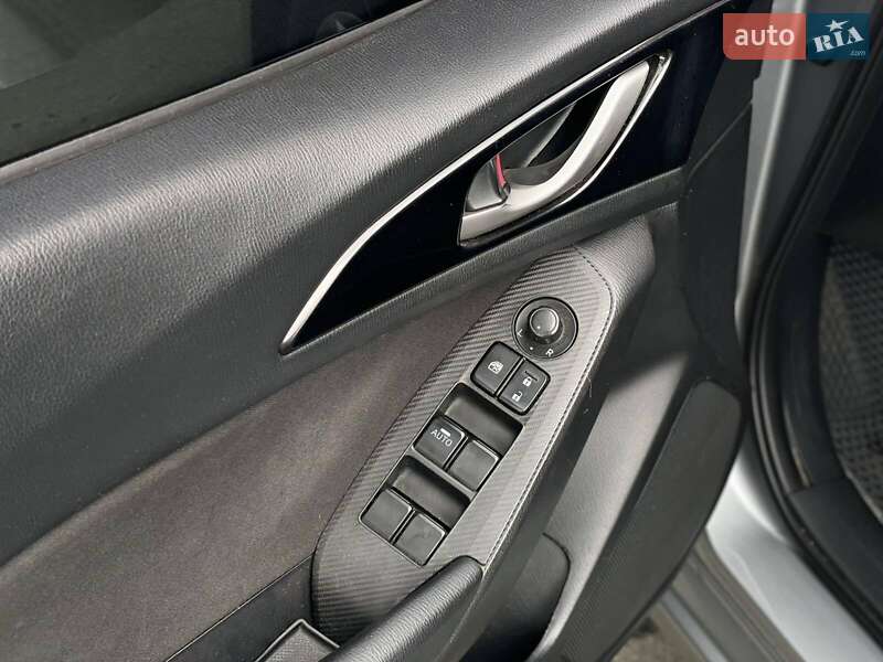 Седан Mazda 3 2016 в Днепре