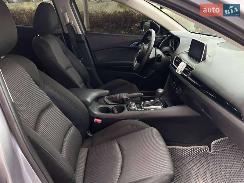 Седан Mazda 3 2016 в Днепре