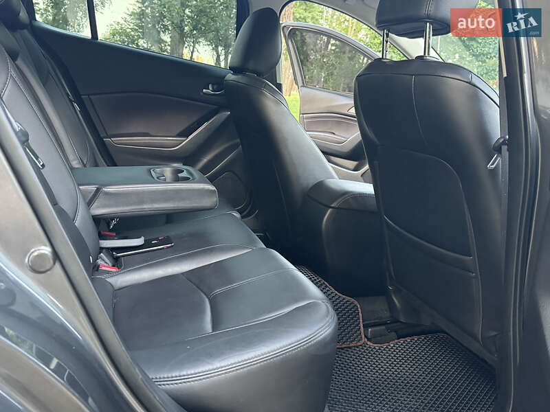 Седан Mazda 3 2017 в Киеве
