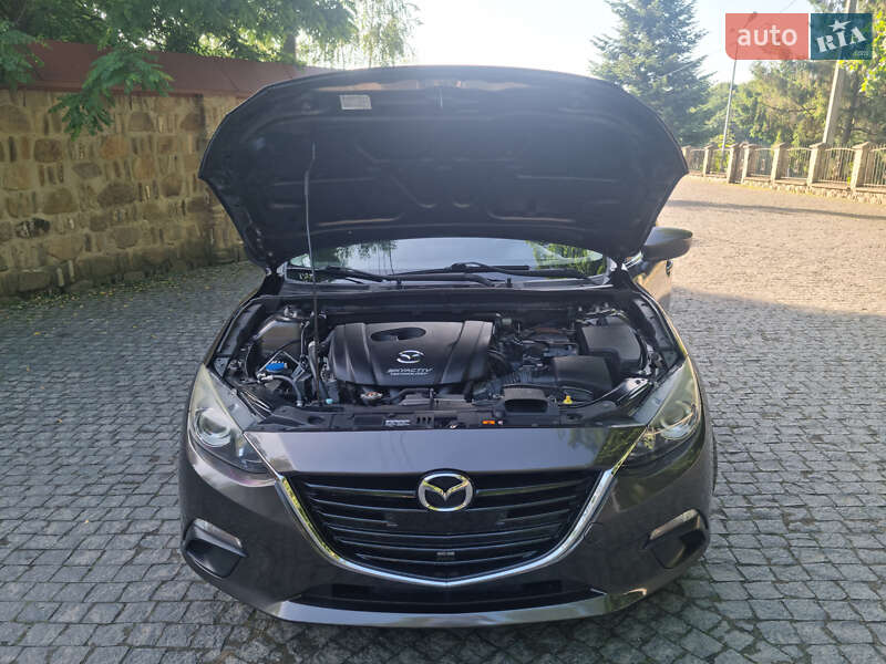 Седан Mazda 3 2013 в Чернівцях