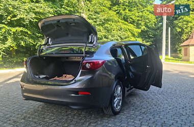 Седан Mazda 3 2013 в Чернівцях