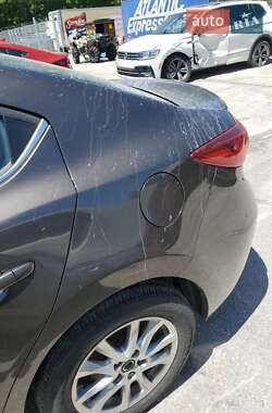 Седан Mazda 3 2013 в Чернівцях