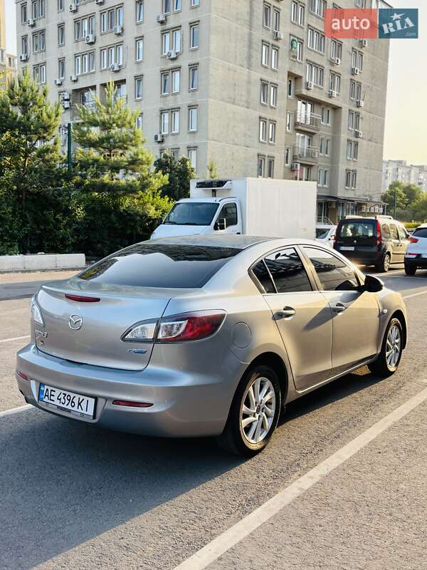 Седан Mazda 3 2013 в Днепре