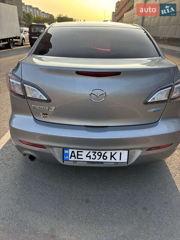 Седан Mazda 3 2013 в Днепре