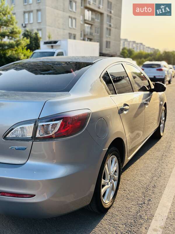 Седан Mazda 3 2013 в Днепре
