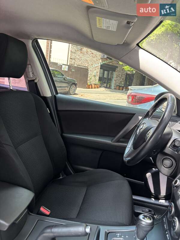Седан Mazda 3 2013 в Днепре
